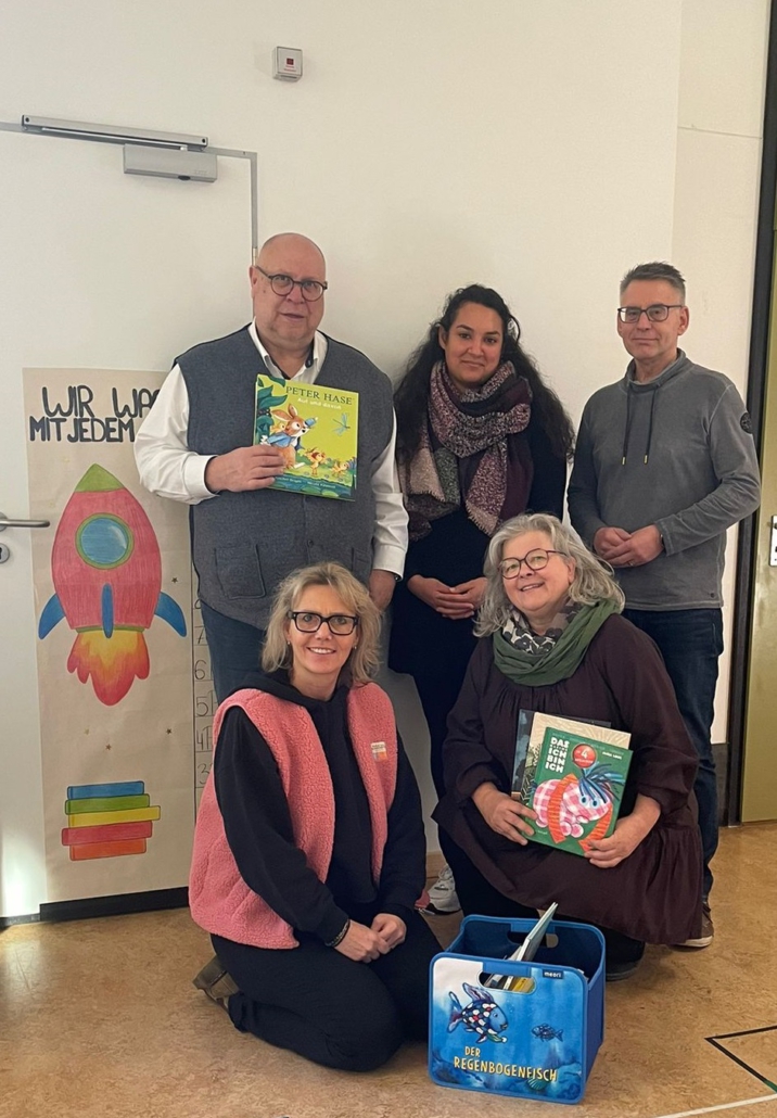 Fünf Personen: Christina Behr (u.li.) und Meryem Jurisic (o.mi) vom Team der Kita, Frank Siegmann (o.li.), Andreas Voß (o.re.) und Gabriele van Wahden (i.mi.) freuen sich auf den Projektstart